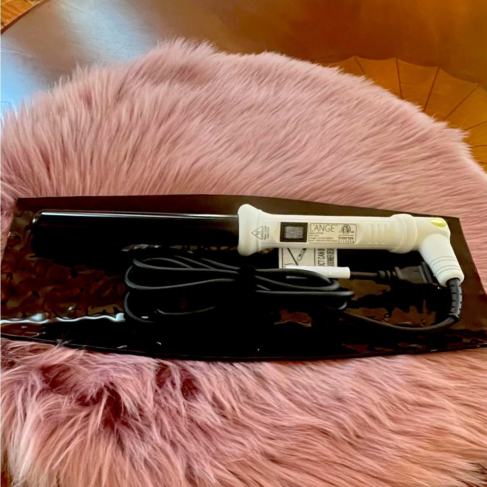 L’ange Le curl 1” titanium curling wand. Comes with a protective glove.